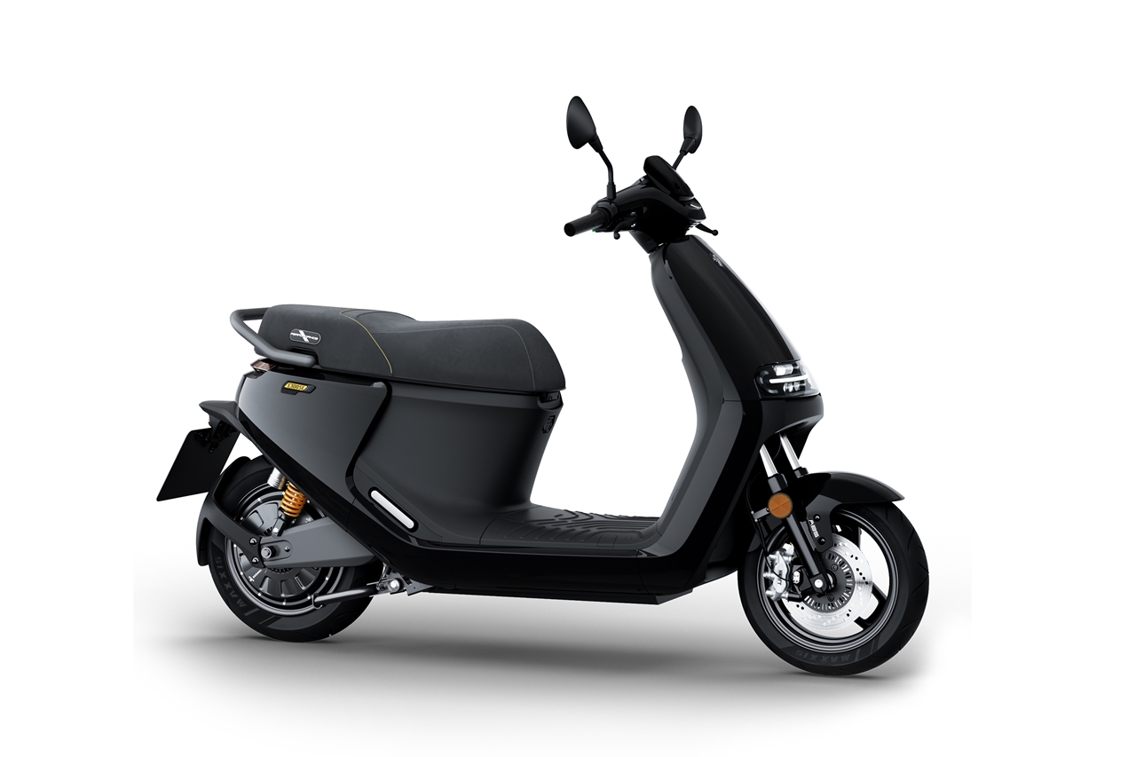 Segway E300SE Electric Scooter Black - Right.jpg