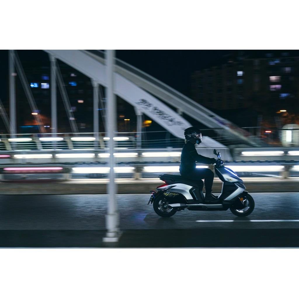 Zeeho Ae8s 12 5kw 62mph Electric Scooter 60 Mile Range