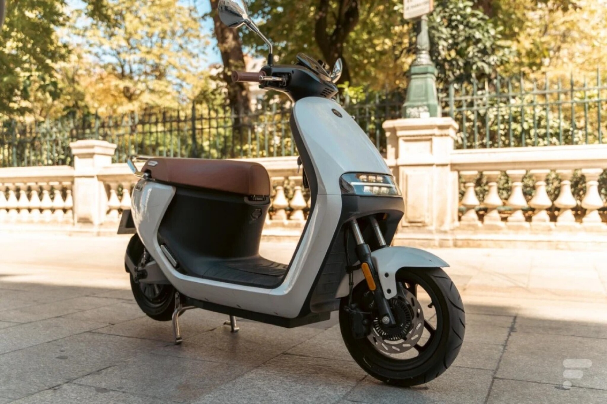 Segway E125s White Electric Moped.jpg